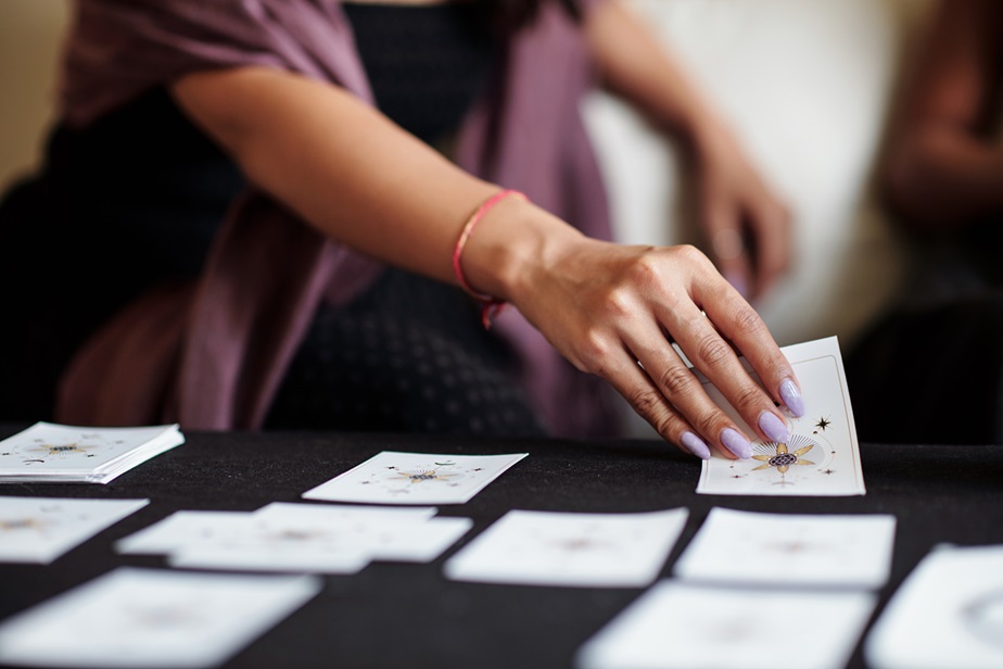 How Tarot Cards Can Guide Your Daily Decisions